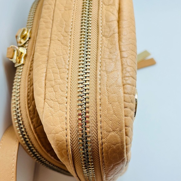 Vince Camuto “Bailey” Leather Crossbody, Oak Color, NWOT, Dust Cover, Expands, - Picture 7 of 10